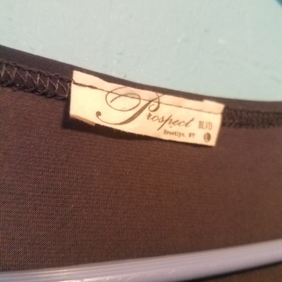 *SOLD* Grey 3/4 sleeves top - Picture 2 of 2